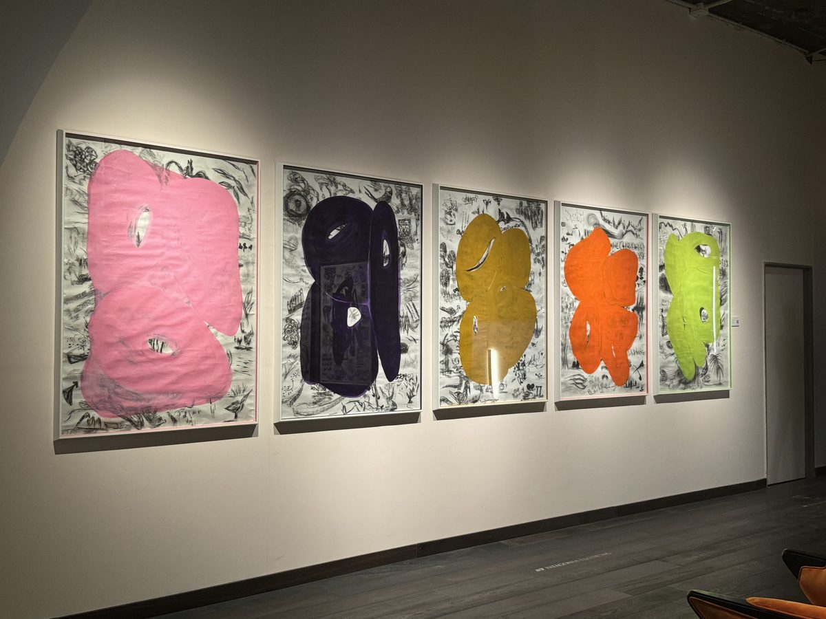Sala de exposición con cinco grandes piezas de arte contemporáneo de colores